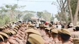 Mendagri Tito Karnavian saat memimpin apel Praja IPDN yang membantu pembersihan lumpur di Aceh Tamiang