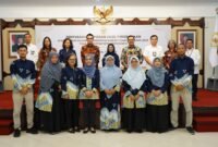 Kepala BPK Perwakilan DI Yogyakarta, Agustin Sugihartatik, menyerahkan opini WTP ke-17 kepada Wakil Ketua I DPRD Kota Yogyakarta RM Sinarbiyatnujanat dan Wali Kota Yogyakarta Hasto Wardoyo. (Humas Pemda DIY)