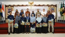 Kepala BPK Perwakilan DI Yogyakarta, Agustin Sugihartatik, menyerahkan opini WTP ke-17 kepada Wakil Ketua I DPRD Kota Yogyakarta RM Sinarbiyatnujanat dan Wali Kota Yogyakarta Hasto Wardoyo. (Humas Pemda DIY)