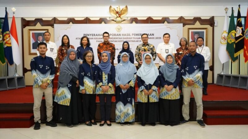 Kepala BPK Perwakilan DI Yogyakarta, Agustin Sugihartatik, menyerahkan opini WTP ke-17 kepada Wakil Ketua I DPRD Kota Yogyakarta RM Sinarbiyatnujanat dan Wali Kota Yogyakarta Hasto Wardoyo. (Humas Pemda DIY)