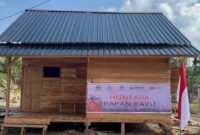 Pemanfaatan kayu hanyutan sebagai material huntara di Aceh Utara. dok. Satgas PRR/Kemenhut