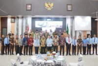 FOTO BERSAMA-Kepala Kantor Wilayah BPN Provinsi Kepulauan Riau, Nurus Sholichin foto bersama Kepala Kejaksaan Tinggi Kepulauan Riau, J. Devy Sudarso, Kepala Kantor Wilayah Kementerian Agama Provinsi Kepulauan Riau, Dr. H. Zoztafia dan Pejabat Kabupaten / Kota. (Foto Doc. BPN Kepri).
