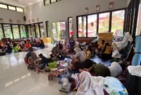 PENGUNGSI-Sejumlah warga beraktivitas di Aula Kecamatan Guntur, yang menjadi lokasi pengungsian atas dampak banjir di wilayah Kabupaten Demak, Jawa Tengah, Sabtu (4/4). (Foto BPBD Kabupaten Demak).