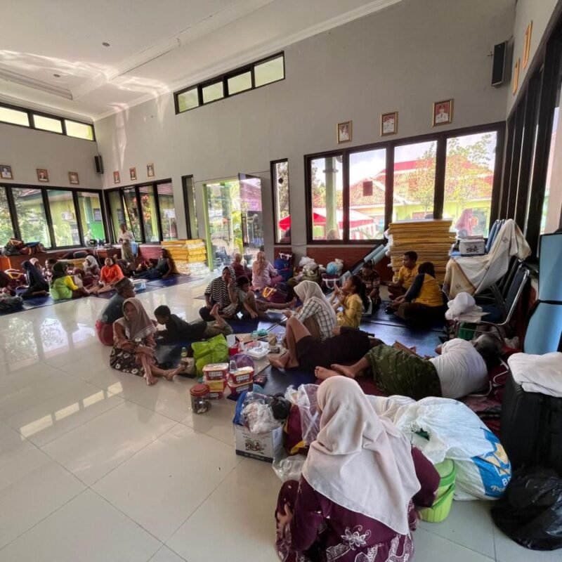 PENGUNGSI-Sejumlah warga beraktivitas di Aula Kecamatan Guntur, yang menjadi lokasi pengungsian atas dampak banjir di wilayah Kabupaten Demak, Jawa Tengah, Sabtu (4/4). (Foto BPBD Kabupaten Demak).