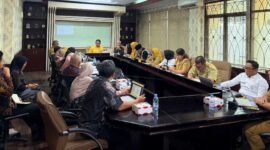 Ketua Badan Pembentukan Peraturan Daerah (Bapemperda), DPRD Kota Bekasi, bersama dengan Koordinator Bapemperda dan Anggota Bapemperda DPRD Kota Bekasi mengikuti rapat pada hari Senin (06/04/2026). (Dok DPRD)