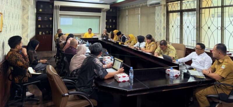 Ketua Badan Pembentukan Peraturan Daerah (Bapemperda), DPRD Kota Bekasi, bersama dengan Koordinator Bapemperda dan Anggota Bapemperda DPRD Kota Bekasi mengikuti rapat pada hari Senin (06/04/2026). (Dok DPRD)