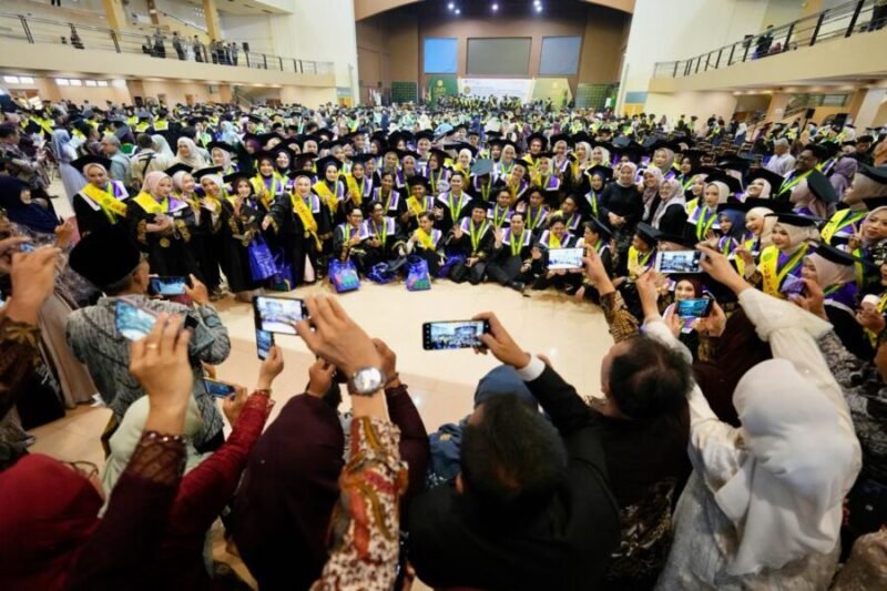 Universitas Muhammadiyah Yogyakarta mengukuhkan ratusan lulusan pada hari pertama Wisuda Periode III Tahun Akademik 2025/2026 yang digelar di Sportorium UMY, Rabu (8/4/2026). (Dok UMY)