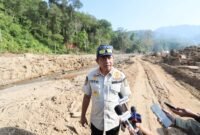 Kasatgas PRR Tito Karnavian menunjukkan sungai terdampak bencana di Tapanuli Tengah, Sumatera Utara