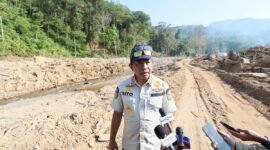 Kasatgas PRR Tito Karnavian menunjukkan sungai terdampak bencana di Tapanuli Tengah, Sumatera Utara
