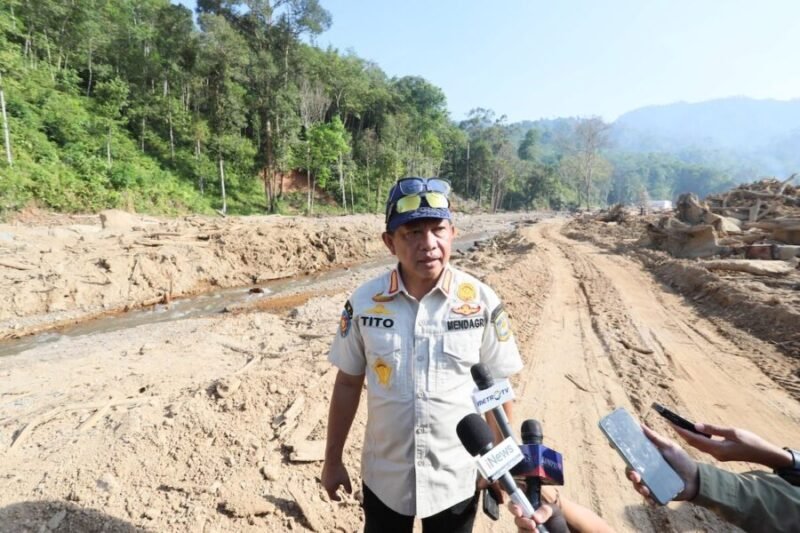 Kasatgas PRR Tito Karnavian menunjukkan sungai terdampak bencana di Tapanuli Tengah, Sumatera Utara