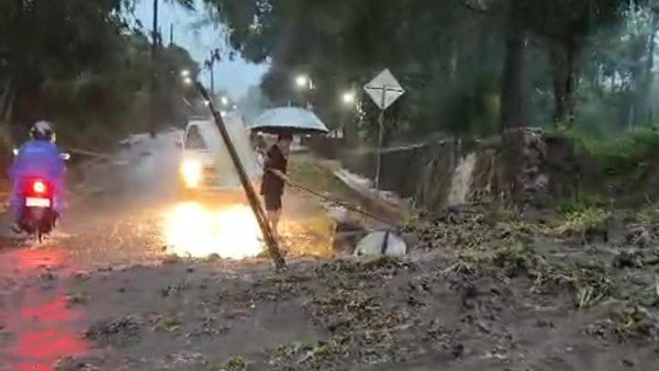 Longsor terjadi di talud lapangan Cemoroharjo, Candibinangun serta di kawasan Randu, Hargobinangun (dok. BPBD Sleman)