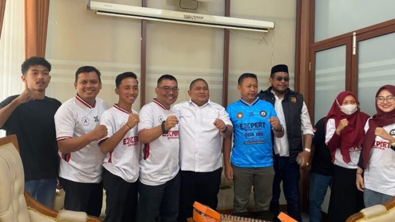 FOTO BERSAMA-Ketua DPRD Demak, H. Zayinul Fata, SE (tengah baju putih) foto bersama Ketua panitia, Sunarto, Sekretaris panitia, M. Abdul Latif dan Panitia, saat acara. (Foto Ist).