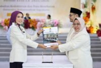 Kepala Prodi Profesi Apoteker FKIK UMY menyerahkan ijazah dan sertifkat profesi kepada apoteker UMY