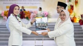 Kepala Prodi Profesi Apoteker FKIK UMY menyerahkan ijazah dan sertifkat profesi kepada apoteker UMY