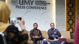 Rektor UMY didampingi Sekretaris Universitas saat memaparkan isu strategis PTN dan PTS kepada rekan media di UMY, Rabu (22/4/2026)