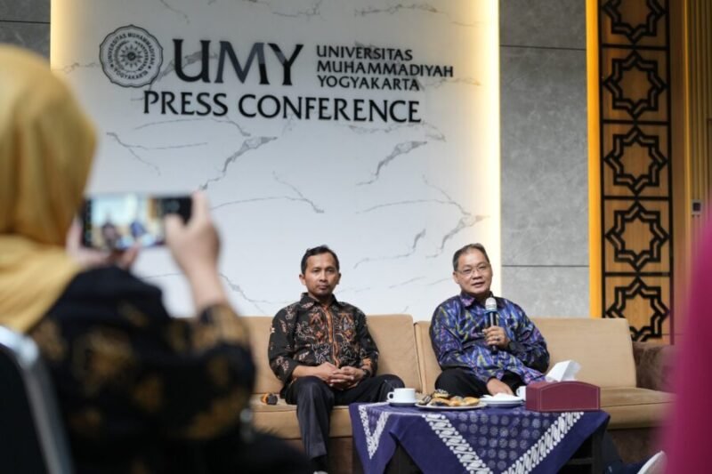 Rektor UMY didampingi Sekretaris Universitas saat memaparkan isu strategis PTN dan PTS kepada rekan media di UMY, Rabu (22/4/2026)