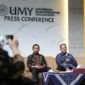 Rektor UMY didampingi Sekretaris Universitas saat memaparkan isu strategis PTN dan PTS kepada rekan media di UMY, Rabu (22/4/2026)