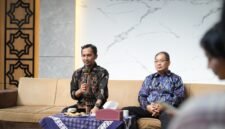 Sekretaris Universitas UMY, memberikan penjelasan mengenai UMY Awards 2026 kepada rekan media di UMY pada Rabu (22/4)