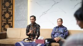 Sekretaris Universitas UMY, memberikan penjelasan mengenai UMY Awards 2026 kepada rekan media di UMY pada Rabu (22/4)