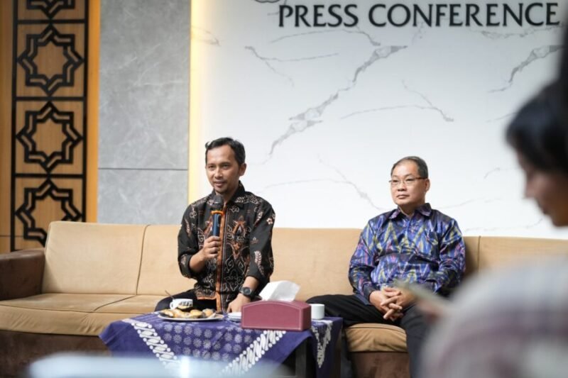 Sekretaris Universitas UMY, memberikan penjelasan mengenai UMY Awards 2026 kepada rekan media di UMY pada Rabu (22/4)