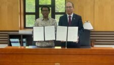 Wakil Rektor UMY bersama President Kyung Hee University menandatangani kerja sama akademik di Seoul, Korea Selatan