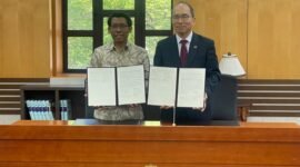 Wakil Rektor UMY bersama President Kyung Hee University menandatangani kerja sama akademik di Seoul, Korea Selatan