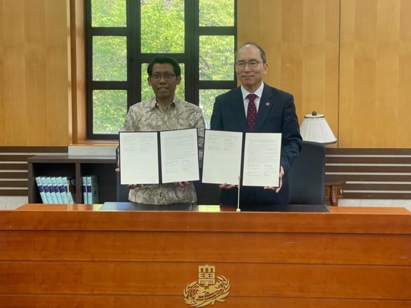 Wakil Rektor UMY bersama President Kyung Hee University menandatangani kerja sama akademik di Seoul, Korea Selatan