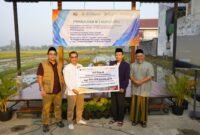 Kepala Subdirektorat Pengabdian Mahasiswa DRP UMY didampingi dosen pengabdi, menyerahkan secara simbolis hibah pendanaan untuk Lapak Digital dan instalasi kelistrikan kepada PRM Bodeh Raya