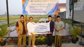 Kepala Subdirektorat Pengabdian Mahasiswa DRP UMY didampingi dosen pengabdi, menyerahkan secara simbolis hibah pendanaan untuk Lapak Digital dan instalasi kelistrikan kepada PRM Bodeh Raya