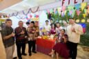 pimpinan BPH dan DKGE UMY saat menyambangi salah satu stand kuliner negara Filipina dalam International Cultural and Culinary Festival (ICCF) UMY ke-11 di Sportorium UMY