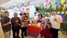pimpinan BPH dan DKGE UMY saat menyambangi salah satu stand kuliner negara Filipina dalam International Cultural and Culinary Festival (ICCF) UMY ke-11 di Sportorium UMY