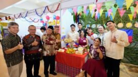 pimpinan BPH dan DKGE UMY saat menyambangi salah satu stand kuliner negara Filipina dalam International Cultural and Culinary Festival (ICCF) UMY ke-11 di Sportorium UMY