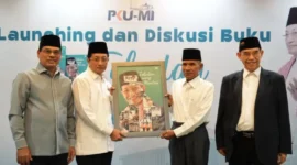 Peluncuran buku 'Teladan Sang Menteri' ditandai dengan penandatanganan mockup sampul serta penyerahan buku secara simbolis oleh Menteri Agama Nasaruddin Umar. (Humas Kemenag)