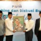 Peluncuran buku 'Teladan Sang Menteri' ditandai dengan penandatanganan mockup sampul serta penyerahan buku secara simbolis oleh Menteri Agama Nasaruddin Umar. (Humas Kemenag)