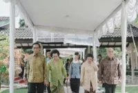 Gubernur Daerah Istimewa Yogyakarta Sri Sultan Hamengku Buwono IX menghadiri Syawalan. (Joke)