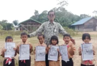 
Guru mengajar agama di pedalaman Kalimantan Utara. (Dok Kemenag Kalimantan Utara)