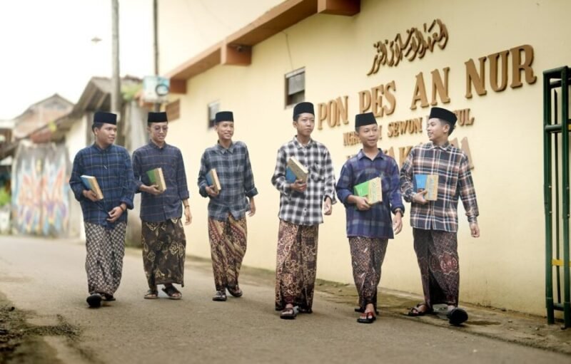 Santri berangkat mengaji