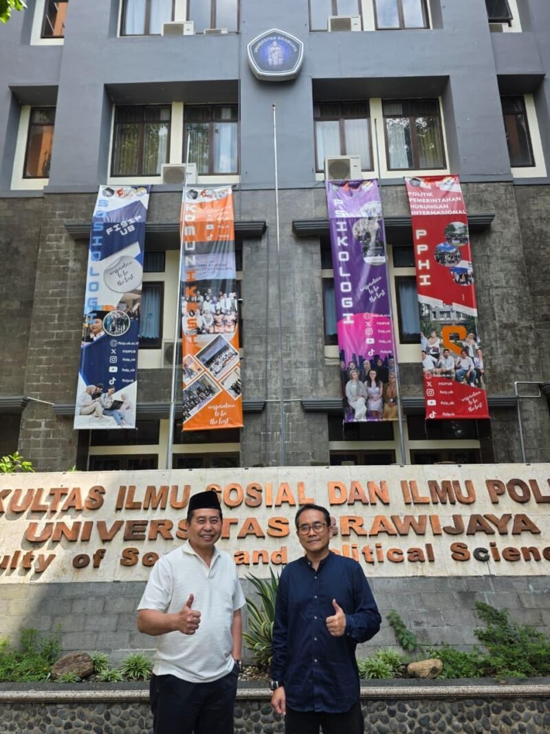 SOLID-Ketua IKASPS UNNES, Irjend Pol Dr Susilo Teguh R, M.Si (kaos putih pakai peci) & Ketua Ikatan Peneliti Lingkungan Binaan Indonesia, Dr Susilo Kusdiwanggo, ST. MT (kemeja hitam). (Foto Ist).