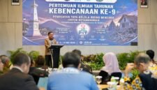 Sekretaris Utama BNPB, Dr. apt. Rustian, S.Si., M.Kes., memberikan sambutan dalam acara Pertemuan Ilmiah Kebencanaan ke-9 di UMY