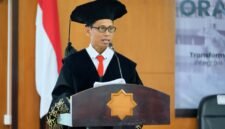 Guru Besar  Bidang Ilmu Pembangunan Pertanian Berkelanjutan UMY, Prof. Dr. Triyono, S.P., M.P., saat menyampaikan orasi ilmiahnya di UMY pada Sabtu (09/05/2026)