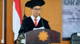 Guru Besar  Bidang Ilmu Pembangunan Pertanian Berkelanjutan UMY, Prof. Dr. Triyono, S.P., M.P., saat menyampaikan orasi ilmiahnya di UMY pada Sabtu (09/05/2026)