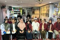 Tim dosen pengabdian UMY (jaket merah) bersama Pengurus PERMAI dan PMI Penang, Malaysia