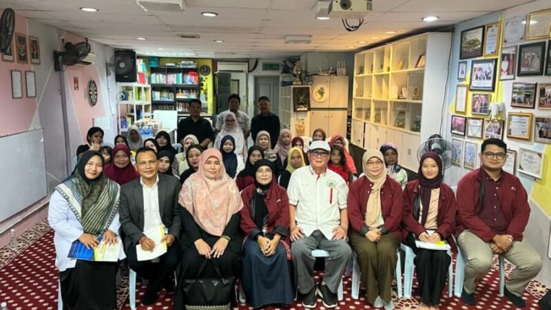 Tim dosen pengabdian UMY (jaket merah) bersama Pengurus PERMAI dan PMI Penang, Malaysia