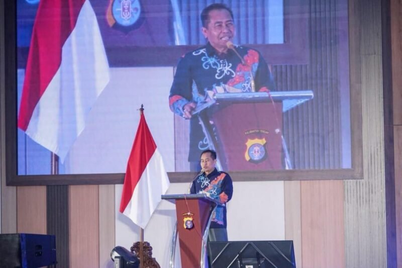 SAMBUTAN-Ketua IKA SPS UNNES, Irjen Pol Dr Susilo Teguh R, M.Si saat menyampaikan materi hasil Kajian tentang Potret Lalu Lintas Kalimantan Tengah pada acara Rapat Kerja Forum Lalu Lintas Angkutan Jalan Tingkat Daerah Kalteng tahun 2026, Rabu (13/5). . (Foto Ist).