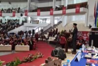 PEMBICARA-Akhmad Sugiharto, ST, MT, Sekda Demak saat menjadi pembicara dihadapan ribuan Wisuda ke-121 Universitas Muhammadiyah Malang. (Foto UMM).