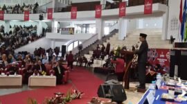 PEMBICARA-Akhmad Sugiharto, ST, MT, Sekda Demak saat menjadi pembicara dihadapan ribuan Wisuda ke-121 Universitas Muhammadiyah Malang. (Foto UMM).