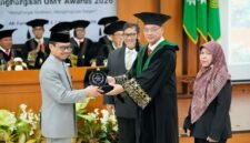 Penganugerahan UMY Awards 2026 kepada Shamsi Ali, Imam Masjid New York, USA