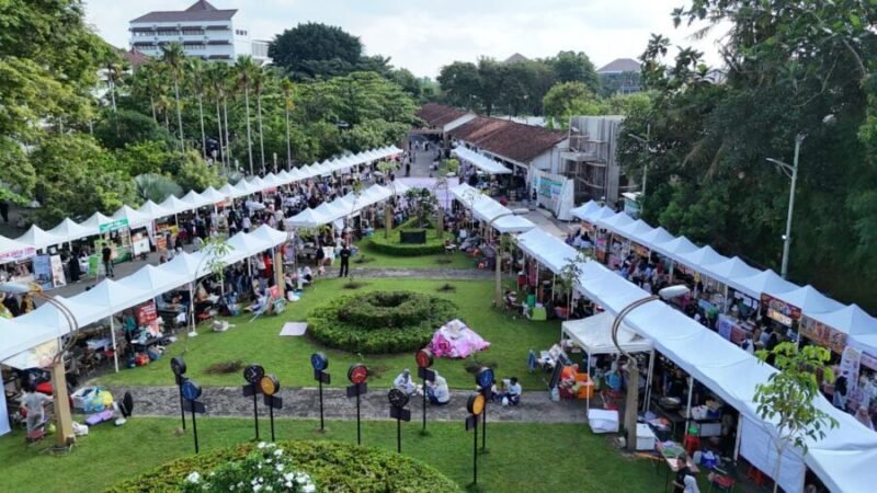 Foto kemeriahan kegiatan puncak Milad UMY ke-45 yang menghadirkan 100 UMKM dan 1.500 jamu gratis