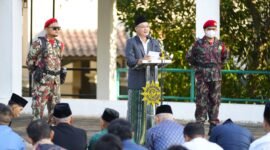 Rektor UMY saat menyampaikan khutbah Idul Adha di UMY