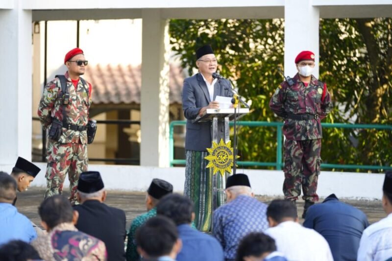 Rektor UMY saat menyampaikan khutbah Idul Adha di UMY